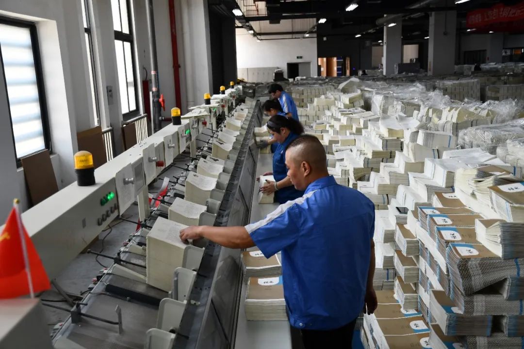 恪尽职守诠释担当作为 众志成城只为“课前到书”